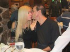 Túlio Maravilha comemora aniversário com beijos da mulher