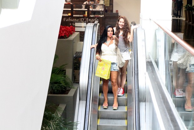 Solange Gomes com a filha, Stephanie, em shopping no Rio (Foto: Daniel Delmiro/ Ag. News)