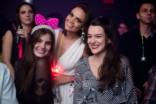 Camila Queiroz com as amigas Kacau Fontabely e Mariana Molina (Foto: Diego Batista / We love Photo!)