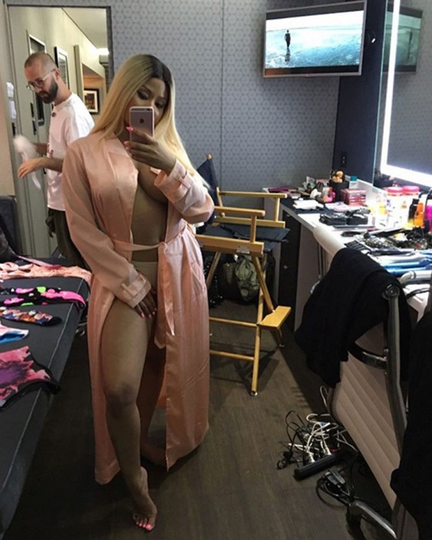 Nicki Minaj posa de roupão para selfie (Foto: Instagram/ Reprodução)