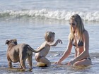 Gisele Bündchen curte dia de praia com os filhos Benjamin e Vivian