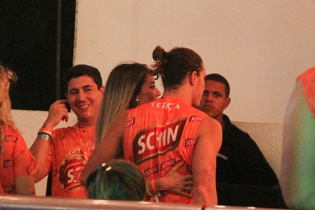 Rômulo Neto conversa com loira em camarote de Salvador (Foto: JC Pereira e Raphael Castello / AGNews)