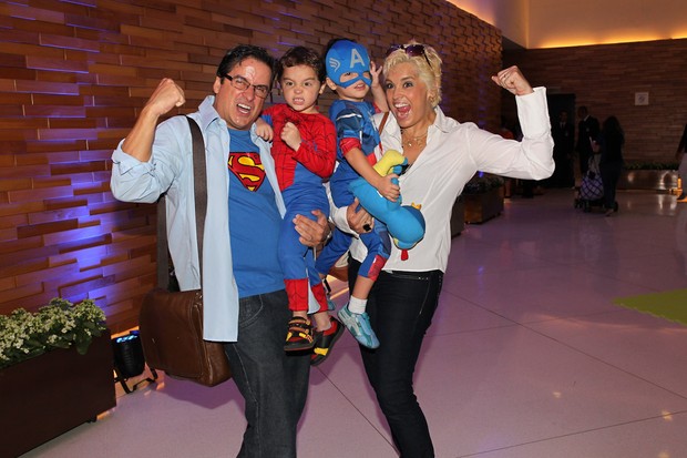 Suzy Rego com o marido e os filhos (Foto: Manuela Scarpa/Foto Rio News)