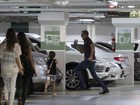 Otaviano Costa deixa cueca à mostra durante passeio com a família