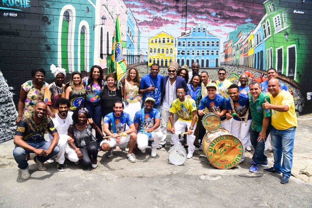 Carlinhos Brown visita barracão da Unidos do Peruche (Foto: Leo Franco / AgNews)