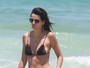 Fernanda Motta mostra barriga chapada em dia de praia e muito sol