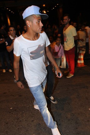 Neymar em restaurante em São Paulo (Foto: Leo Franco e Thiago Duran/ Ag. News)