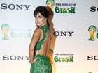 Vera Viel aposta em look decotado para jantar de gala no Rio