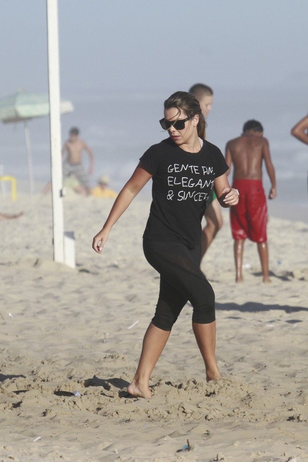 Fernanda de Souza malha na praia da Barra da Tijuca, RJ (Foto: Dilson Silva / Agnews)