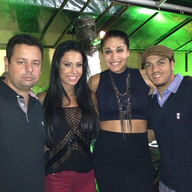 Gracyanne Barbosa com o marido, Belo, e amigos (Foto: Instagram/ Reprodução)