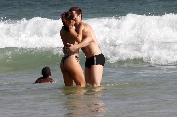 Pérola Faria namora muito na praia da Barra da Tijuca, RJ (Foto: Marcos Ferreira / FotoRioNews)