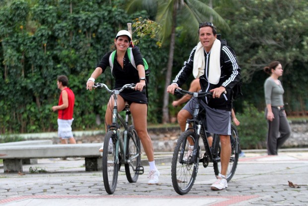 Tony Belloto e Malu Mader andando de bicicleta na Lagoa Rodrigo de Freitas, RJ (Foto: Wallace Barbosa/AgNews)