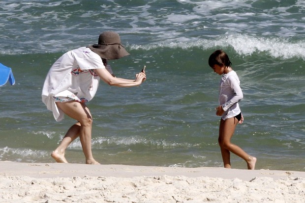  Fernanda Torres com o marido na praia da Barra (Foto: Marcos Ferreira / photo rio news)