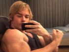 Thor Batista 'comemora' aniversário exibindo músculos