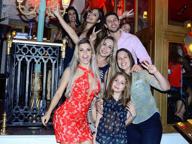 Ex-BBB Cacau, Scheila Carvalho, Mari Gonzalez e ex-BBB Jonas com amigas em restaurante em São Paulo (Foto: Leo Franco/ Ag. News)