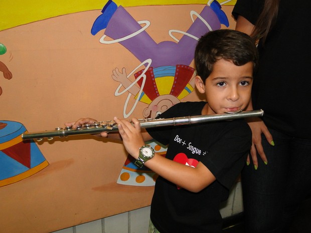 Luiz Felipe Mello, filho de Morena em “Salve Jorge”, visita pediatria de hospital  (Foto: Eduardo Cardoso/Divulgação)