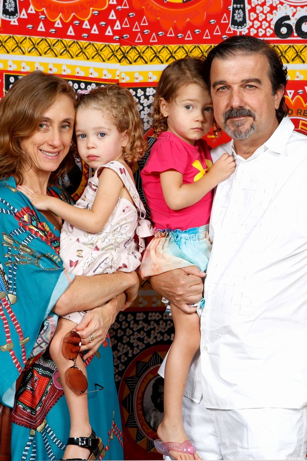 Betty Gofman com Hugo Barreto e as filhas (Foto: Vera Donato e Gianne Carvalho / Divulgação)