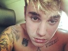 Em ‘selfie’ sem camisa, Justin Bieber exibe tatuagens