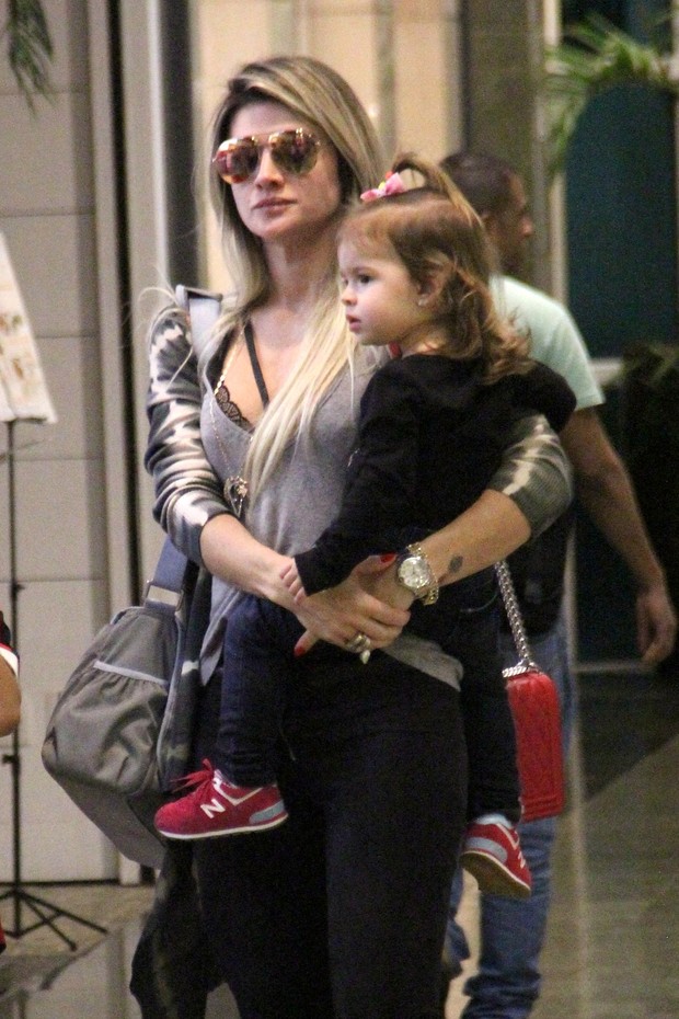 Mirella Santos passeia com a filha pelo shopping Rio (Foto: J.Humberto \ AgNews)