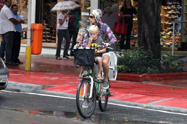 Fernanda Lima e filhos nas ruas de Ipanema, RJ (Foto: JC Pereira/AgNews)