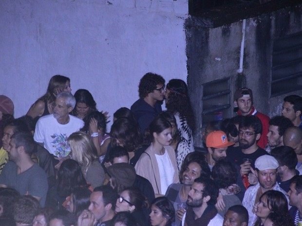 Débora Nascimento e José Loreto se beijam na plateia (Foto: Ag.News)