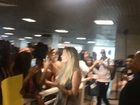 Fernando e Aline são recebidos por fãs em aeroporto de Salvador