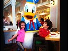 Filhos de Marcos Mion tomam café da manhã com Pato Donald