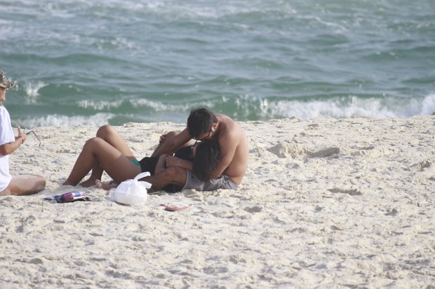 Bruno Gissoni com namorada na praia da Barra da Tijuca, RJ (Foto: Dilson Silva  / Agnews)