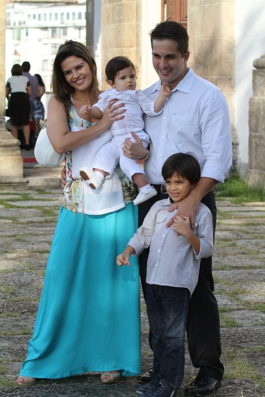 Raquel Nunes com o marido e os filhos (Foto: Divulgação)