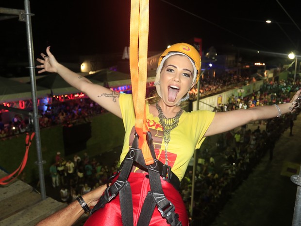 Ex-BBB Aline anda de tirolesa em micareta em Feira de Santana, na Bahia (Foto: Fred Pontes/ Divulgação)