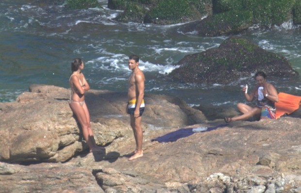 Cauã com a namorada na praia da Joatinga no Rio de Janeiro (Foto: AGNEWS )