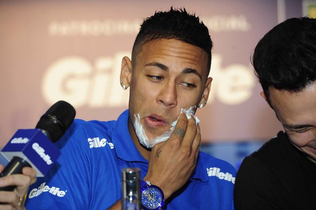Neymar faz a barba em evento (Foto: Samuel Chaves/Brazil News)