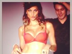 Isabelli Fontana posa de lingerie e faz biquinho durante ensaio