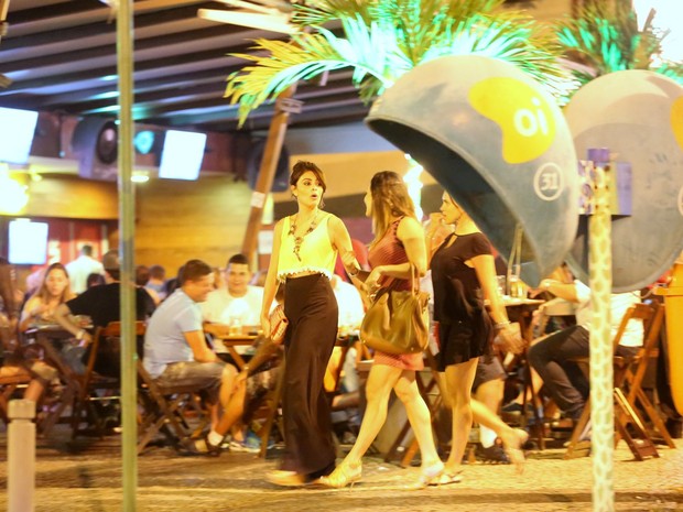 Juliana Paes com amigas em bar na Zona Oeste do Rio (Foto: Gabriel Rangel/ Ag. News)