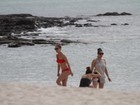 De biquíni vermelho, Jennifer Lopez mostra o corpão e namora em praia de Fortaleza