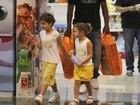 Adriano compra brinquedos com os filhos em shopping do Rio
