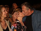 Glória Menezes completa 78 anos e ganha beijo do marido após peça