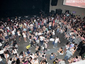 Plateia do show de Austim Mahine no Rio (Foto: Isac Luz/EGO)
