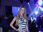 Ex-BBB Tatiele Polyana usa vestido justinho em evento em São Paulo