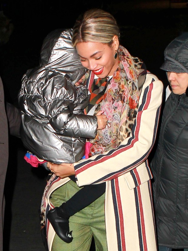 X17 - Beyoncé com a filha, Blue Ivy, em Nova York, nos Estados Unidos (Foto: X17online/ Agência)