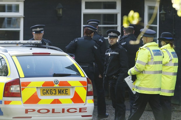 Polícia na porta da casa de Peaches Geldolf (Foto: Olivia Harris/Reuters)
