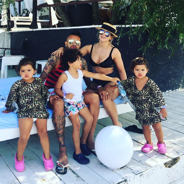 Dani Souzacom sua família (Foto: Reprodução / Instagram)