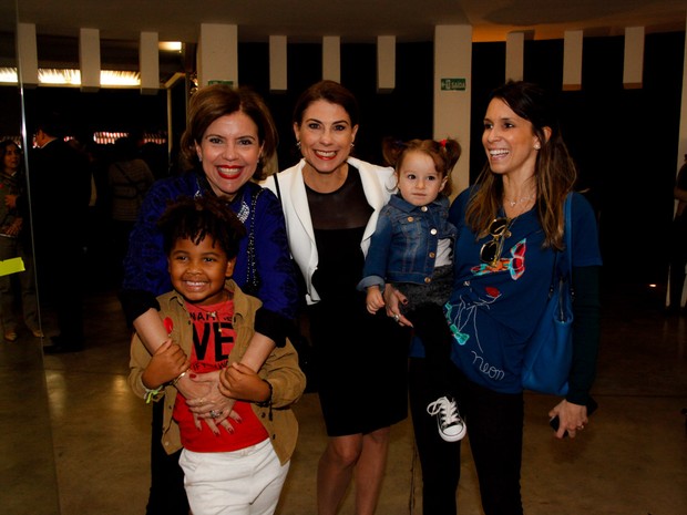 Astrid Fontenelle com o filho, Gabriel, Angela Dip e Sarah Oliveira com a filha, Chloé, em exposição em São Paulo (Foto: Marcos Ribas/ Foto Rio News)