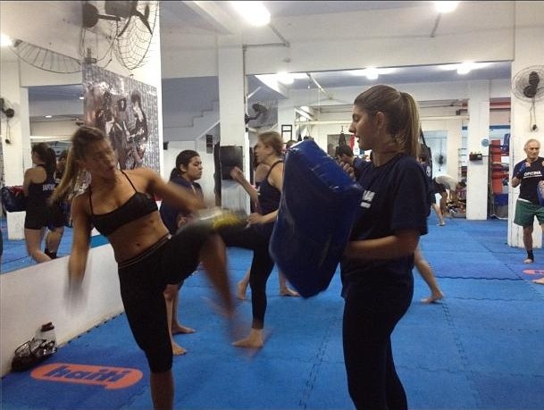 Ex-BBB Fabiana Teixeira lutando Muay thai (Foto: Luana Safire/Divulgação)