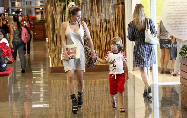 Danielle Winits com o filho no shopping (Foto: Marcos Ferreira / Foto Rio News)