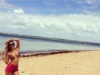 Ex-BBB Tatiele Polyana exibe barriga trincada em praia de Pernambuco