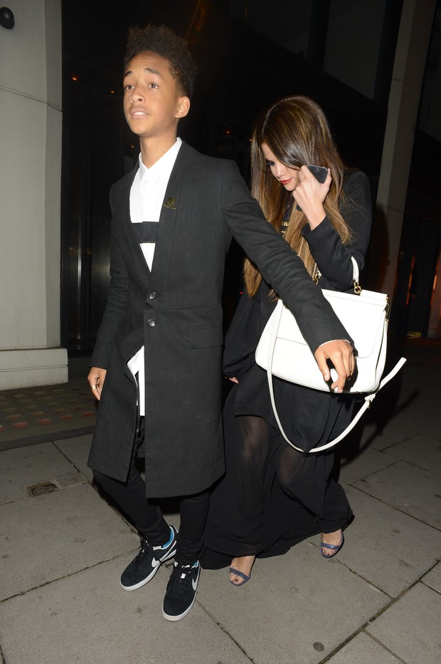 Selena Gomez e Jaden Smith deixaram restaurante em Londres, na Inglaterra (Foto: Splash News/ Agência)