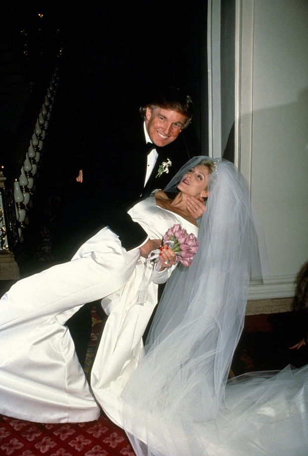 Donald Trump com Marla Maples no casamento deles em Nova York, em 1993 (Foto: Getty Images)