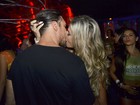 Veridiana Freitas troca beijos com o ator Ricardo Macchi na Sapucaí