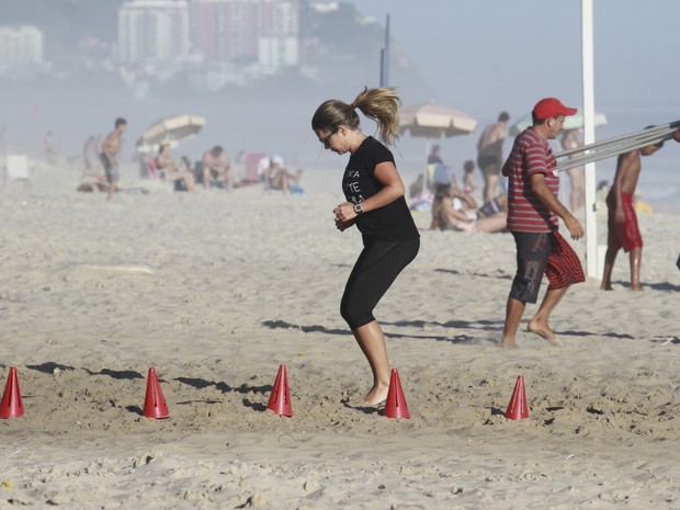 Fernanda de Souza malha na praia da Barra da Tijuca, RJ (Foto: Dilson Silva / Agnews)